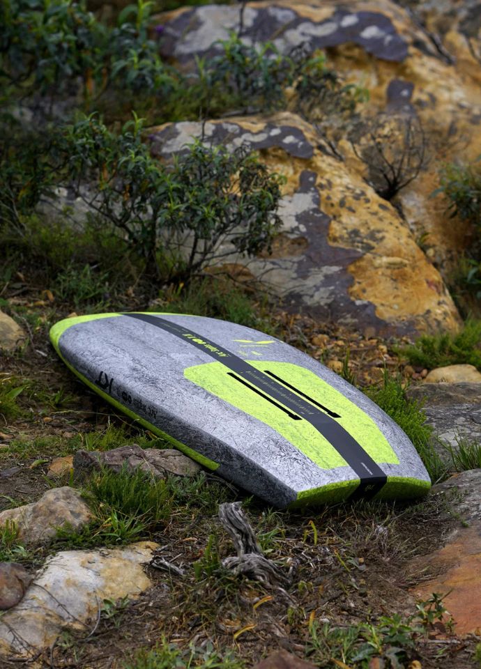 KT Arc Pro Carbon Strapless Foil Board 2026