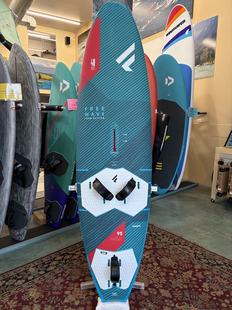 IMG_0692.jpeg Fanatic Freewave TE 95 USED 2021 Windsurf Board - Image 1